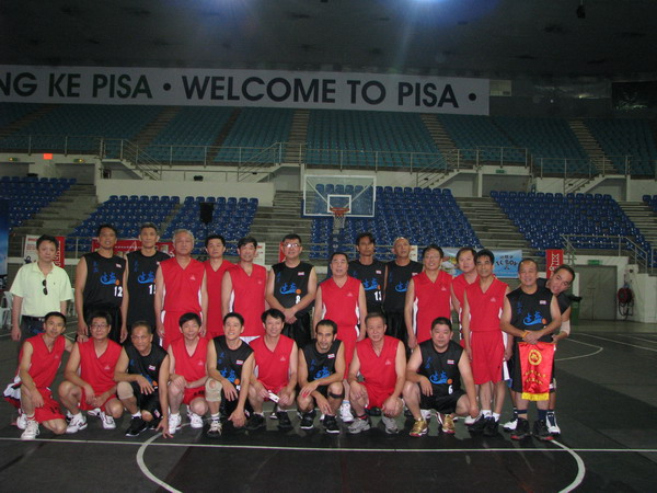 完美（中国）官方教授篮球队身着红色球服