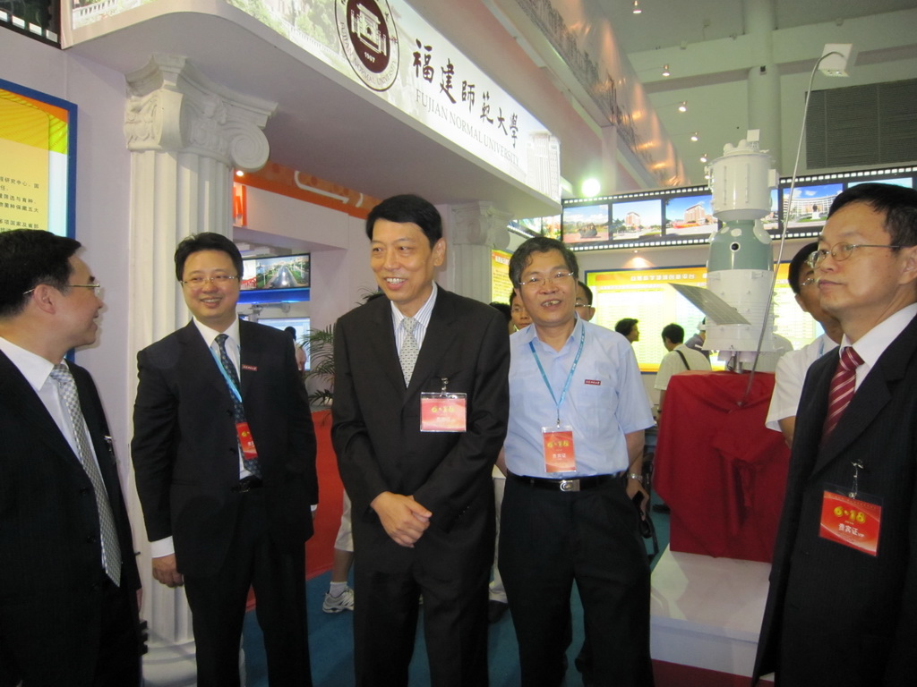 鞠维强厅长到完美（中国）官方展馆指导