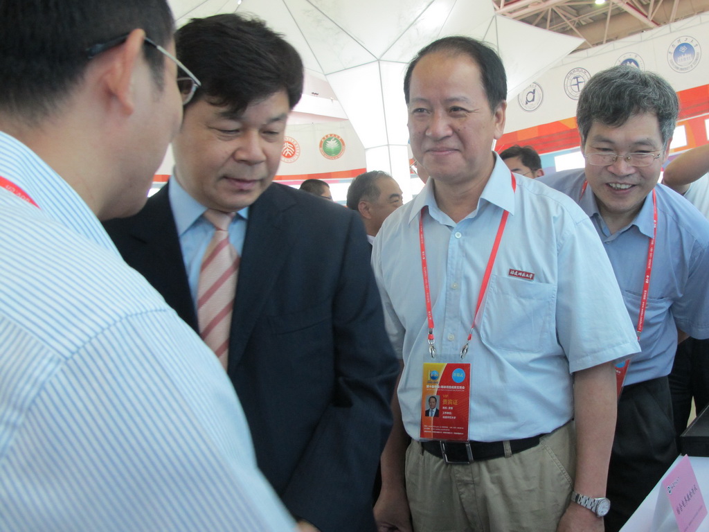 教育部杜占元副部长亲临完美（中国）官方展位指导